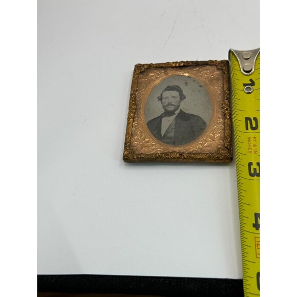 Antique Victorian Daguerreotype Of Serious Bearded Man In Ornate Frame - Picture 5 of 9